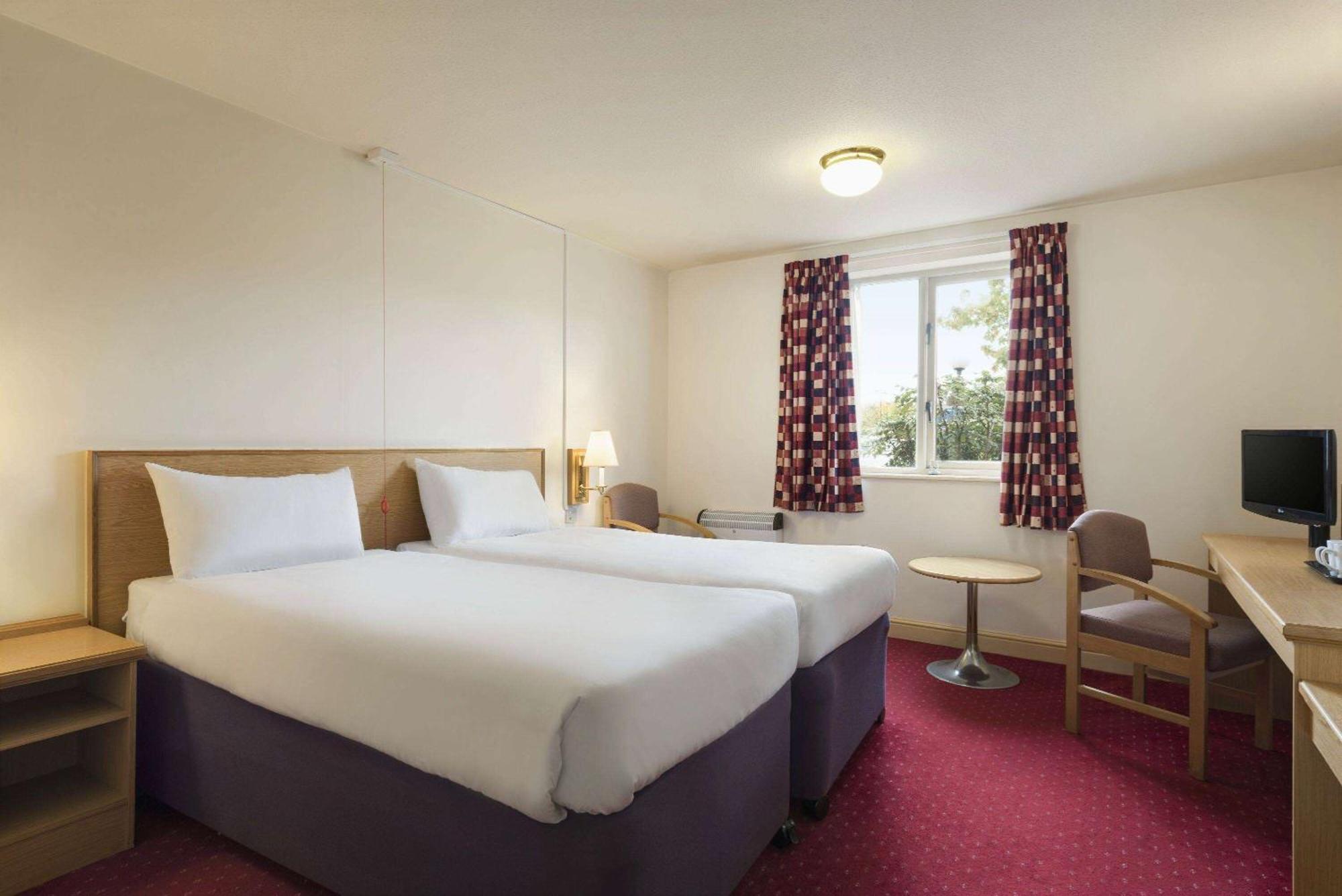 Days Inn Tewkesbury Strensham Екстер'єр фото