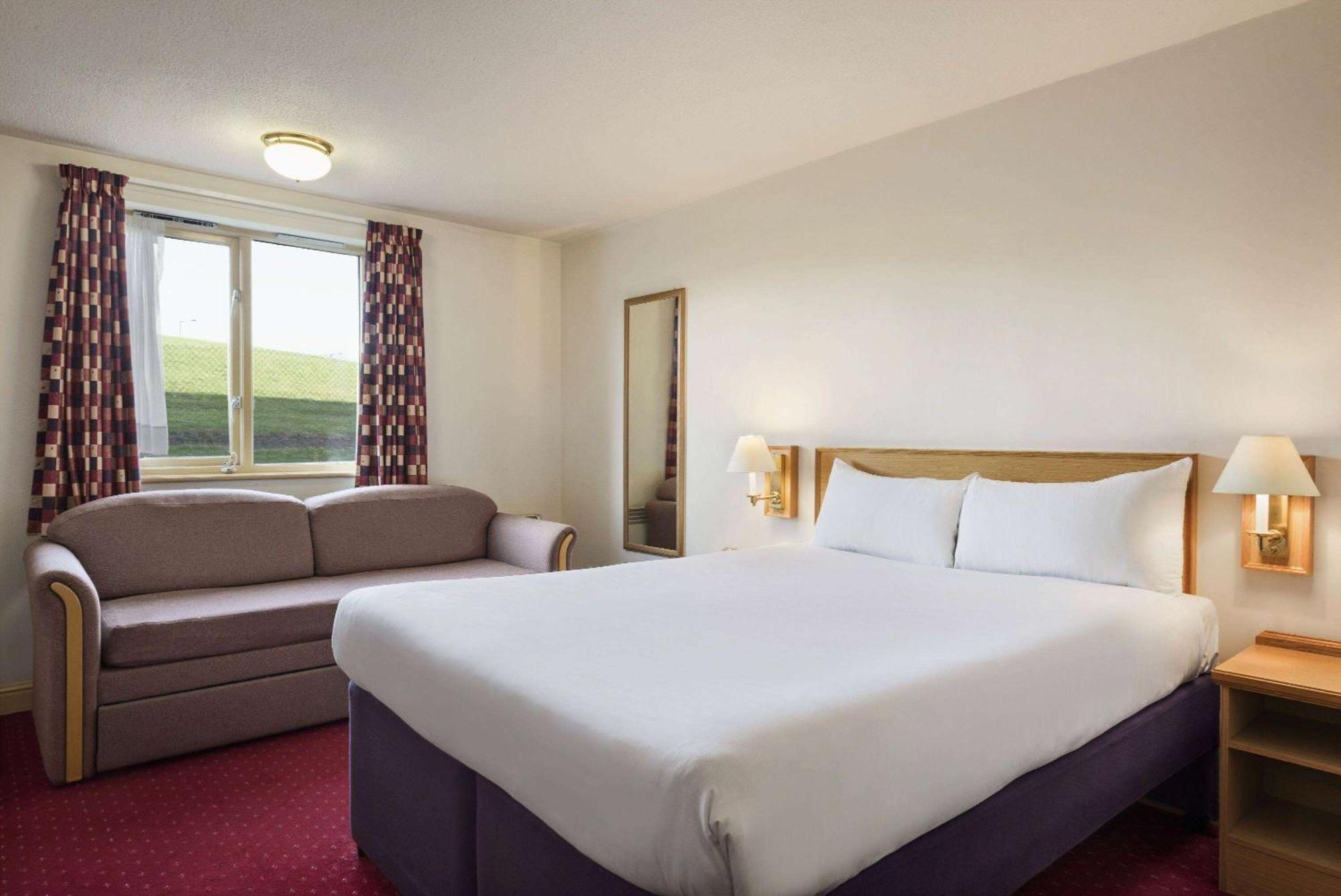 Days Inn Tewkesbury Strensham Екстер'єр фото