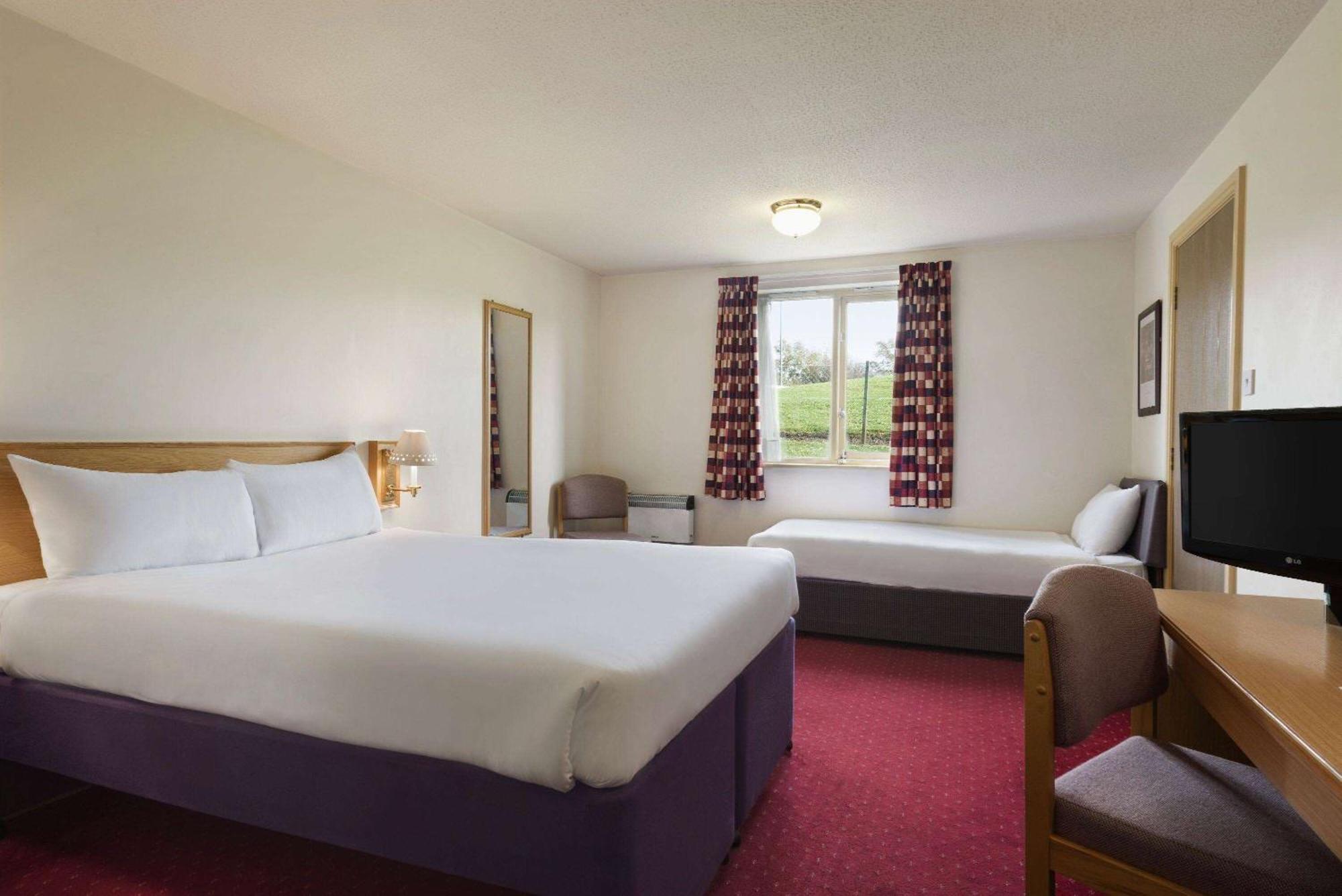 Days Inn Tewkesbury Strensham Екстер'єр фото